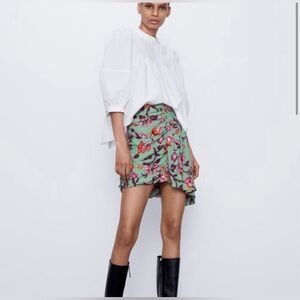 Zara Size XS Green Floral Draped Mini Skirt